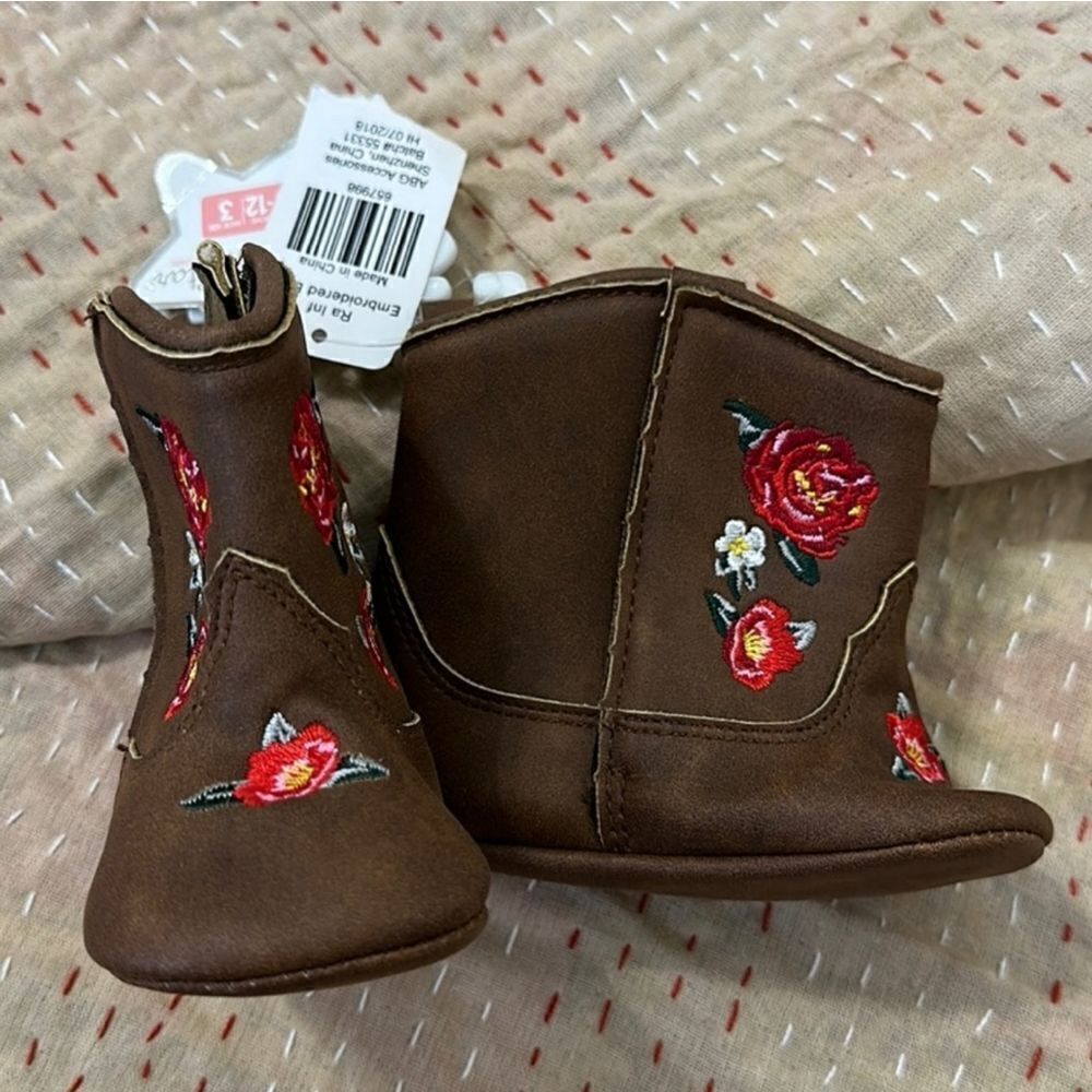 NWT Rising Star Floral Embroidered Faux Leather Boots Size 3 (9-12 Months)